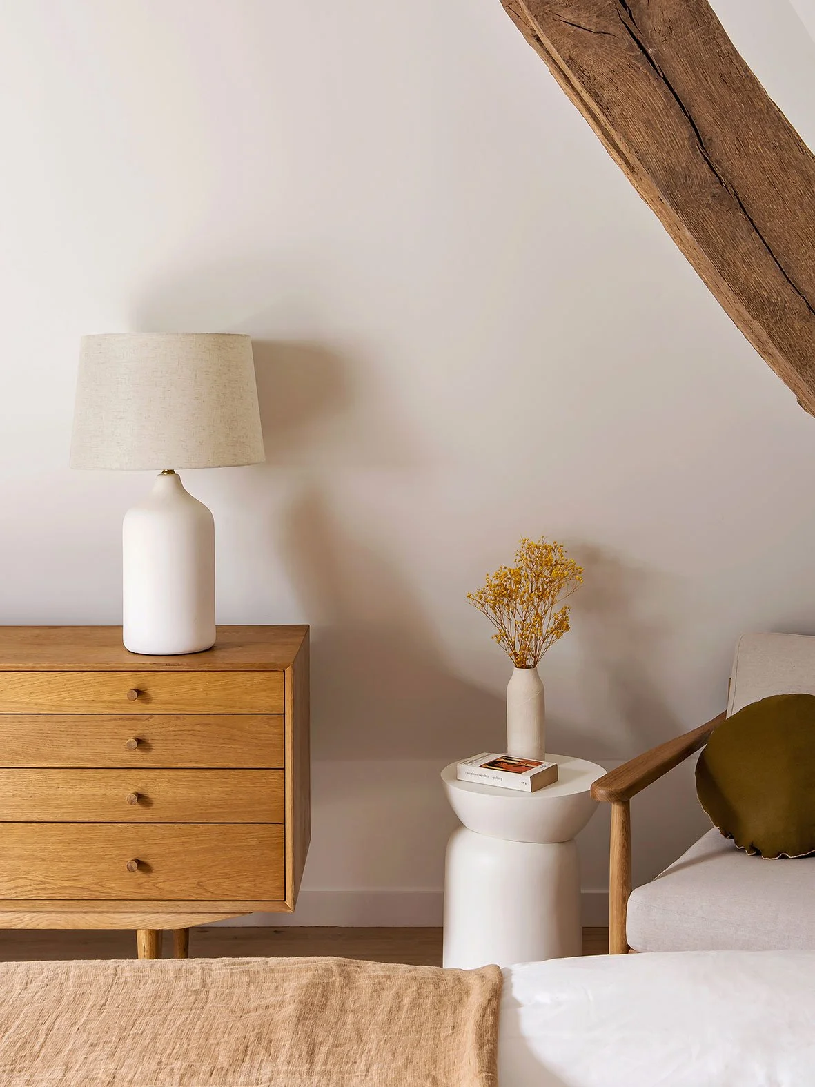 Noa Pariset Architecture d'intérieur - Lisieux - Maison secondaire de 210 m² - Une chambre chaleureuse aux teintes et matériaux naturels qui s'articule autour de la charpente d'origine mise en valeur.