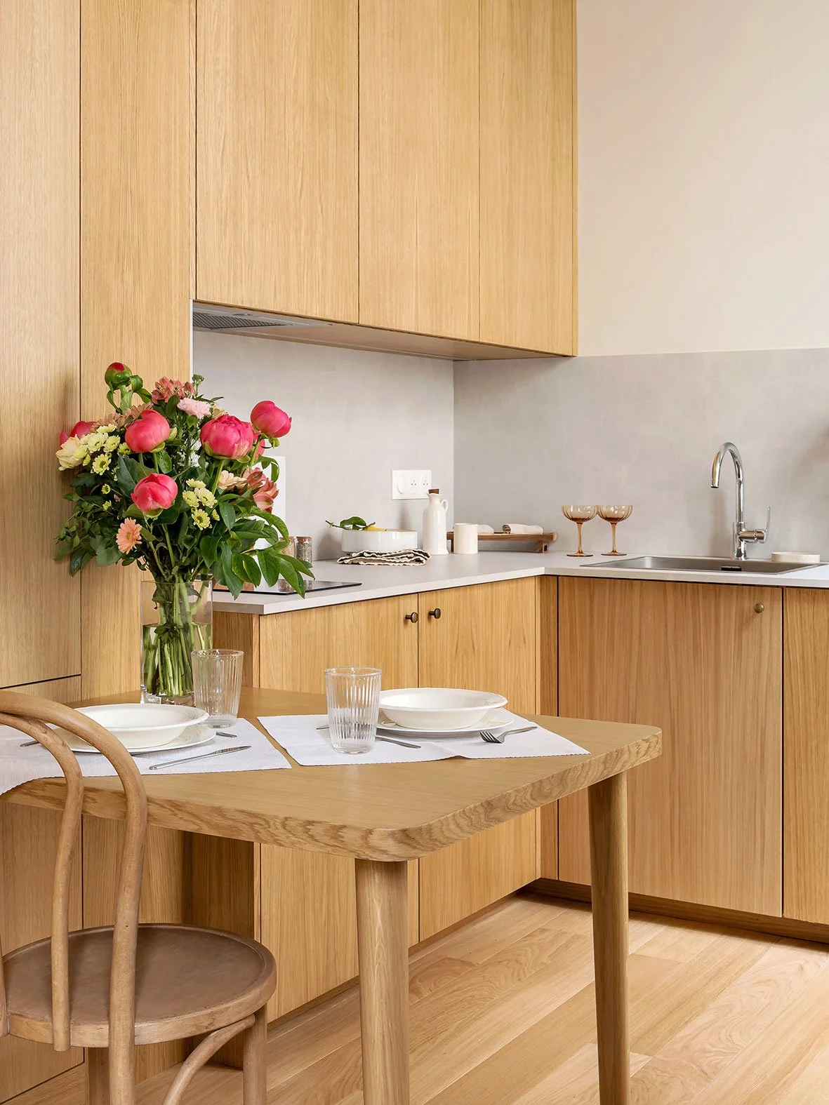 Noa Pariset Architecture d'intérieur - Odéon - Studio de 20 m² - La cuisine équipée qui s'intègre dans l'homogénéité de l'espace unique.