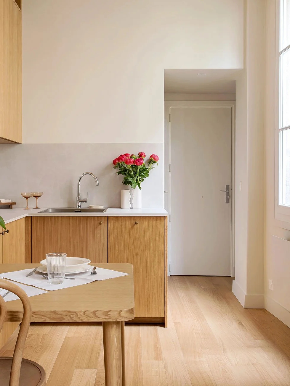 Noa Pariset Architecture d'intérieur - Odéon - Studio de 20 m² - La cuisine équipée qui s'intègre dans l'homogénéité de l'espace unique.