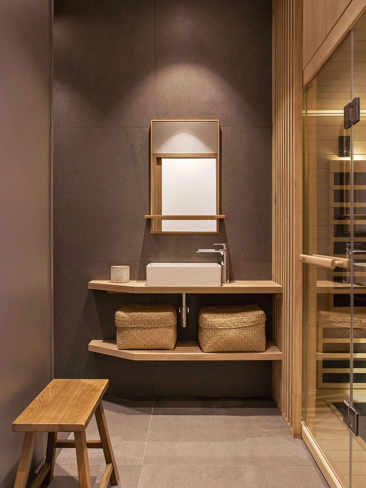 Noa Pariset Architecture d'intérieur - Lisieux - Maison secondaire de 210 m² - Un espace sauna en accord avec les tons généraux de l'ensemble de la rénovation.