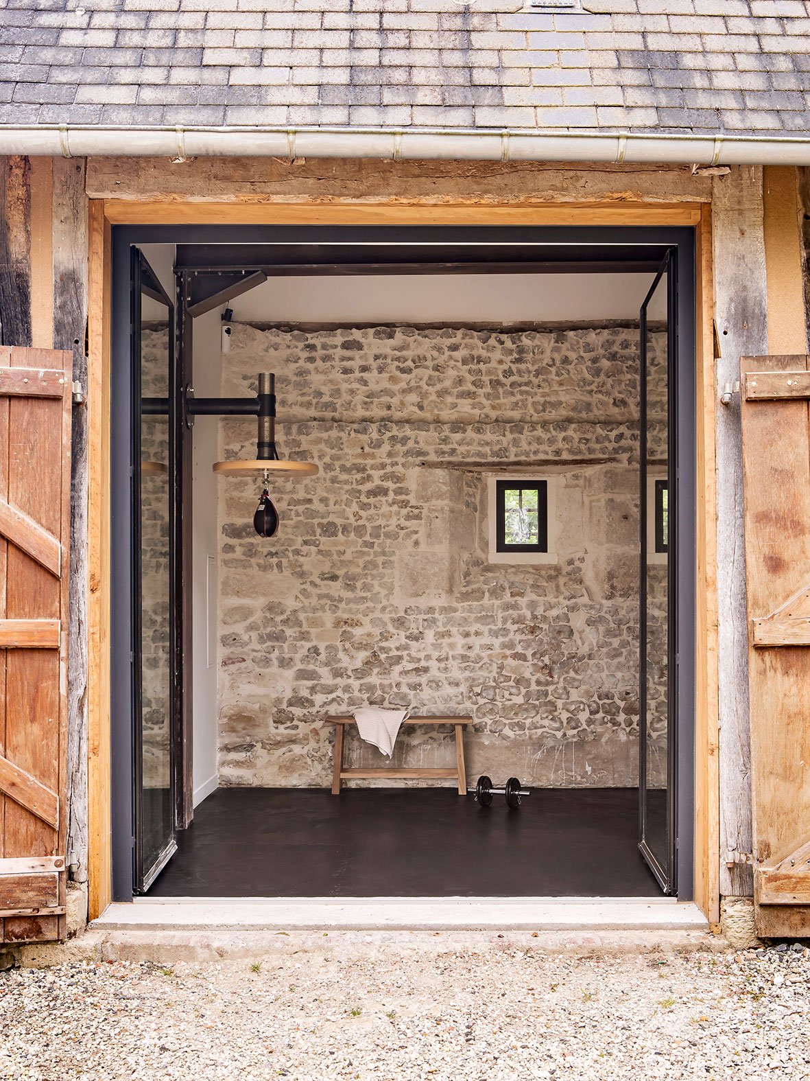 Noa Pariset Architecture d'intérieur - Lisieux - Maison secondaire de 210 m² - Une salle de sport moderne qui s'intègre en contraste avec l'architecture normande d'origine.