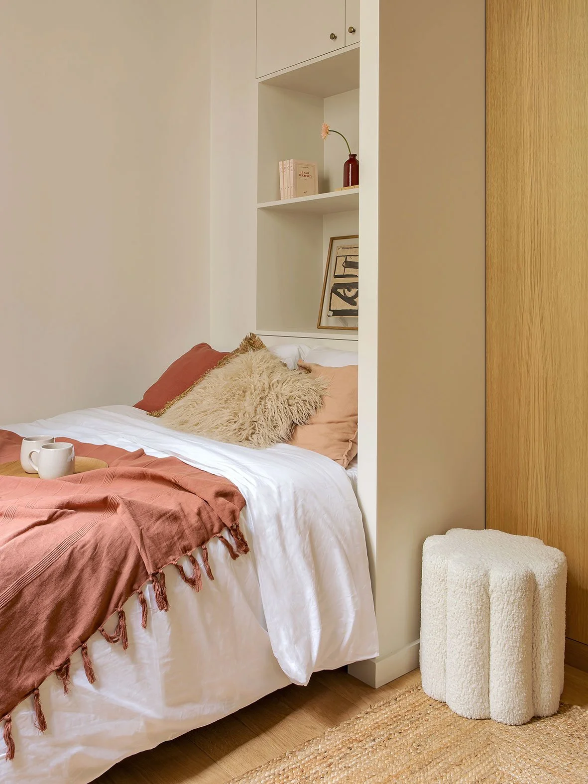 Noa Pariset Architecture d'intérieur - Odéon - Studio de 20 m² - L'espace nuit en fond de perspective avec une tête de lit en niche qui apporte autant de rangements fonctionnels que d'esthétique visuelle.