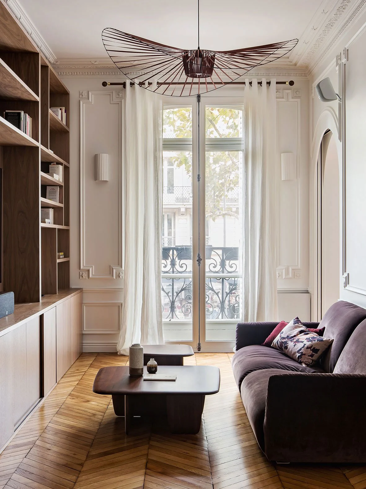 Noa Pariset Architecture d'intérieur - Saint-Michel - Rénovation d'un appartement de 160 m² - Retrouver la noblesse de l'haussmannien dans un salon avec moulures et parquet en point de hongrie.