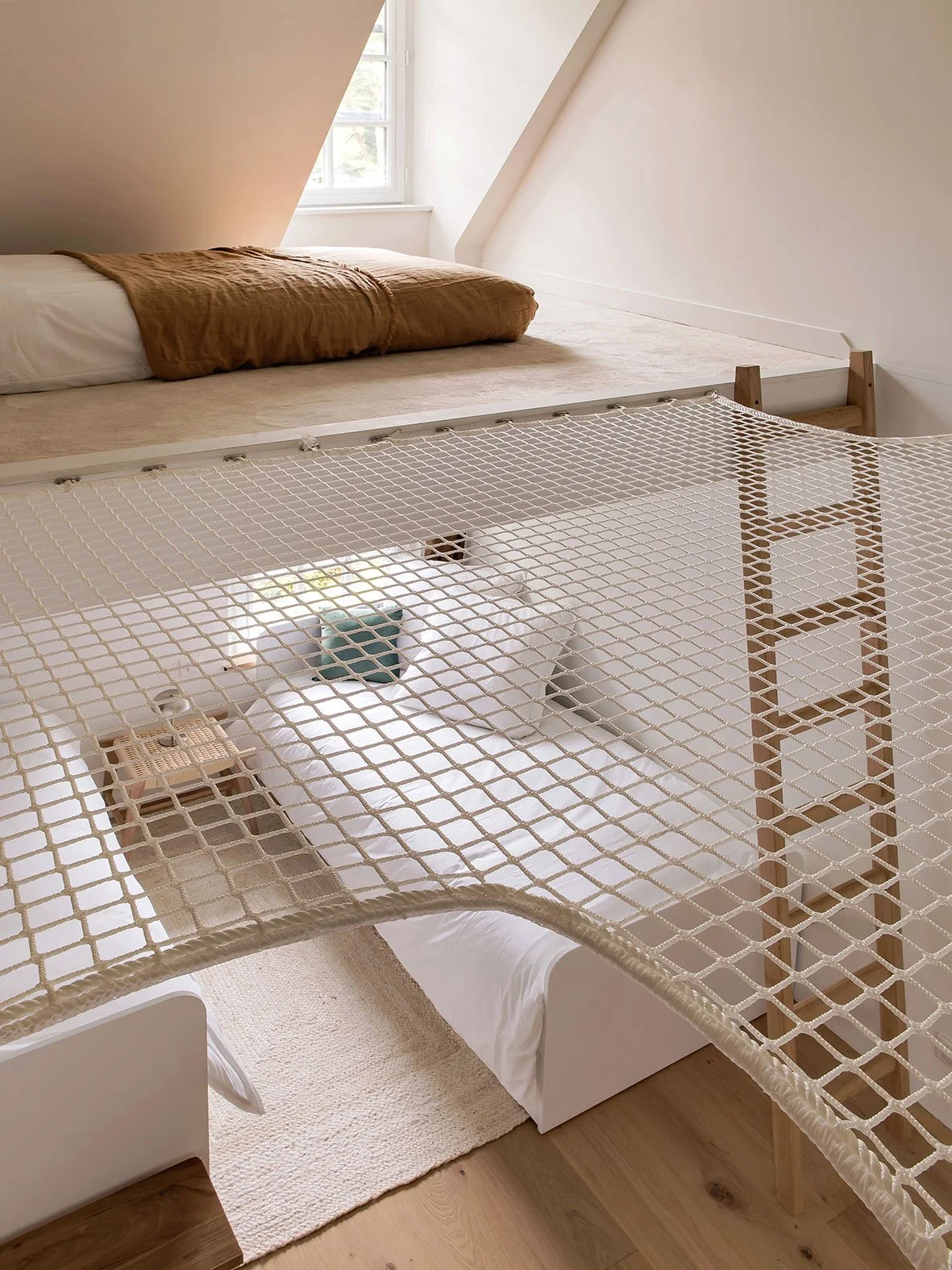 Noa Pariset Architecture d'intérieur - Lisieux - Maison secondaire de 210 m² - Un dortoir spacieux et lumineux qui allie fonctionnalité et ludisme grâce à un filet de catamaran suspendu en hauteur.