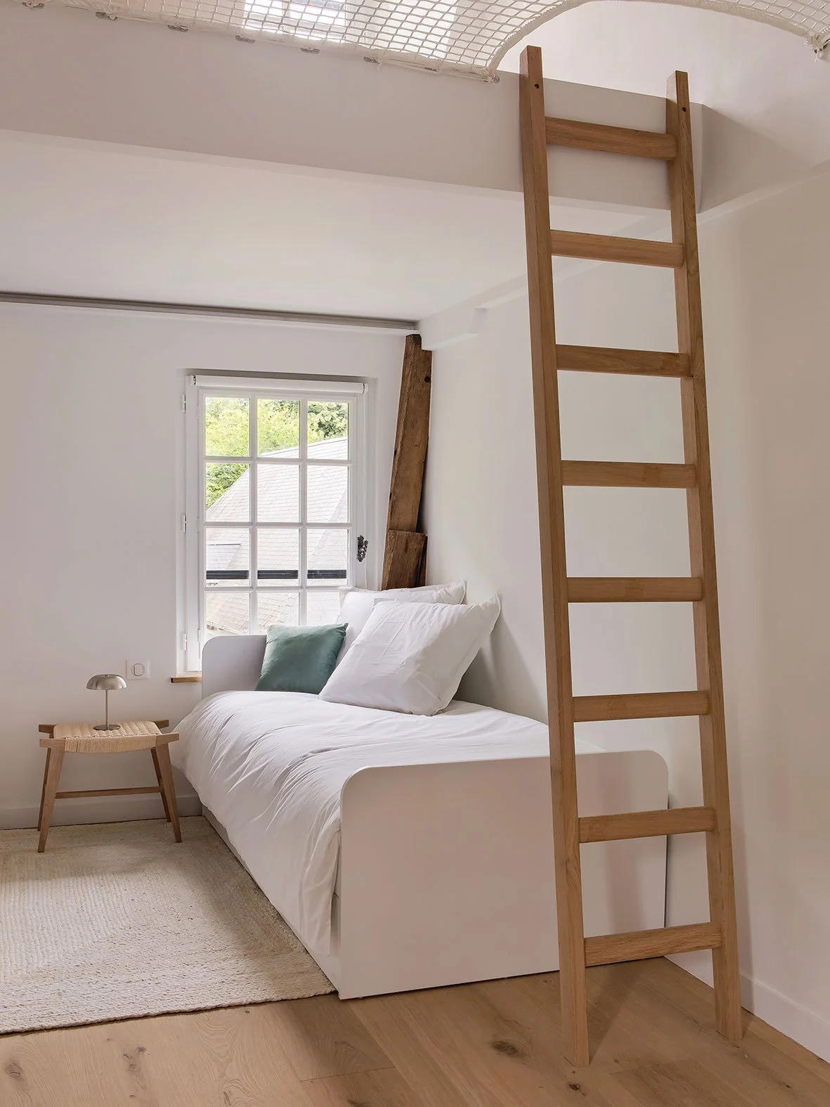 Noa Pariset Architecture d'intérieur - Lisieux - Maison secondaire de 210 m² - Un dortoir spacieux et lumineux qui allie fonctionnalité et ludisme grâce à un filet de catamaran suspendu en hauteur.