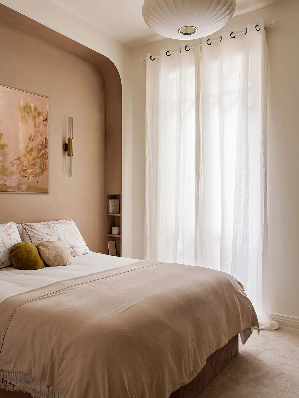 Noa Pariset Architecture d'intérieur - Saint-Michel - Rénovation d'un appartement de 160 m² - Une chambre aux tons naturels - Un cocon avec une tête de lit en arche et des menuiseries sur mesure intégrées.