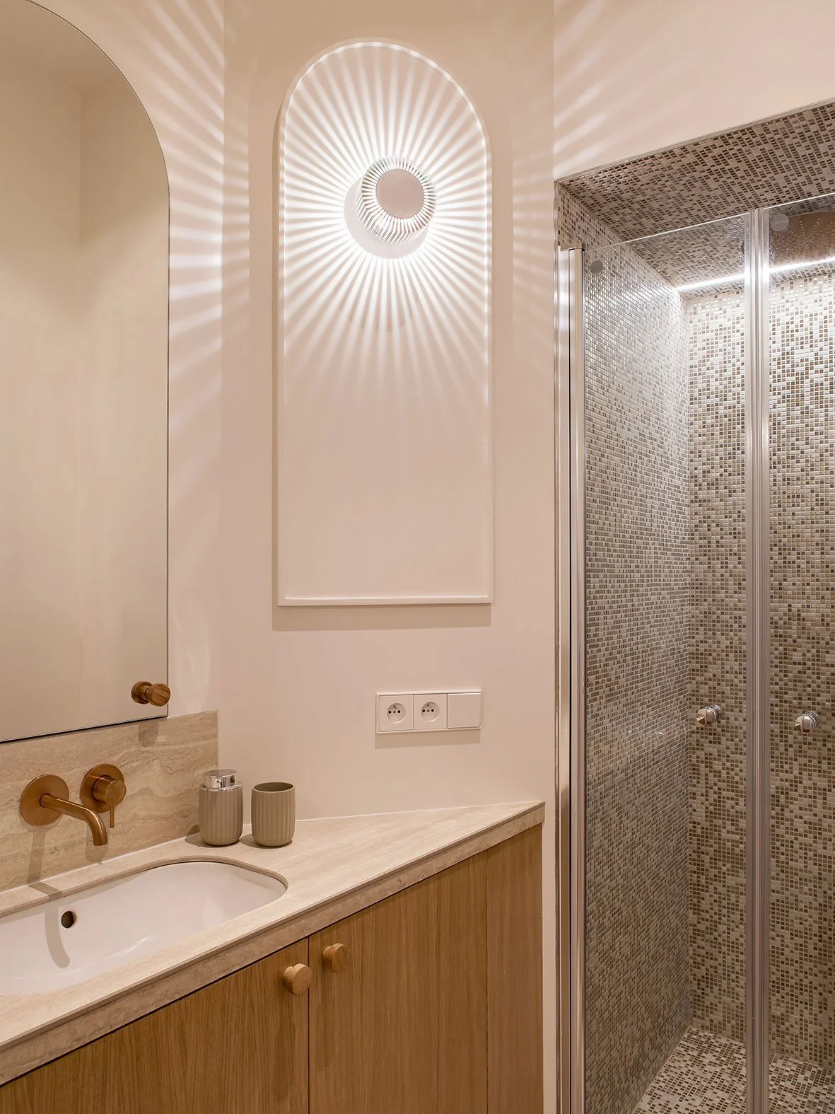 Noa Pariset Architecture d'intérieur - Saint-Michel - Rénovation d'un appartement de 160 m² - Une salle d'eau fonctionnelle et chaleureuse qui offre des contrastes visuelles entre la mosaïque et le travertin.