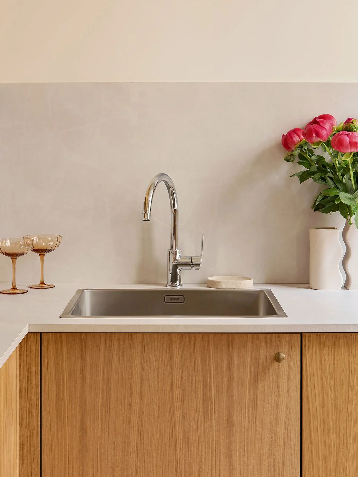 Noa Pariset Architecture d'intérieur - Odéon - Studio de 20 m² - La cuisine équipée qui s'intègre dans l'homogénéité de l'espace unique.