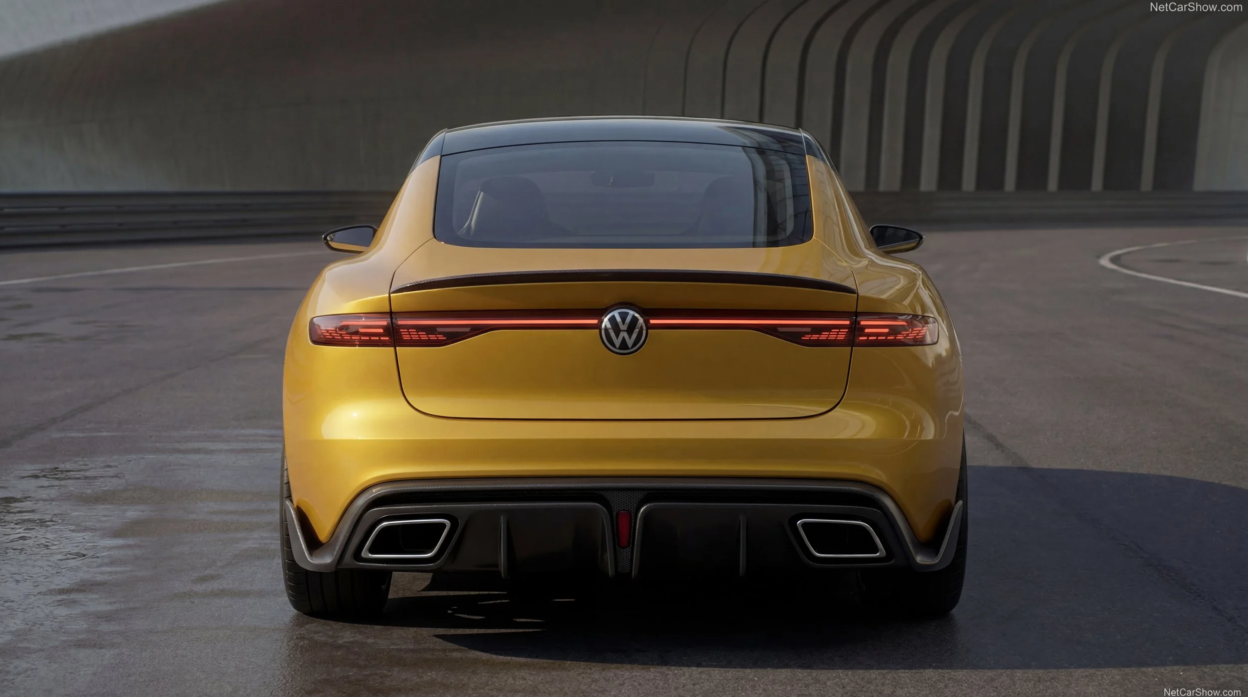 freepik_troque-o-carro-amarelo-da_2820277833.jpg