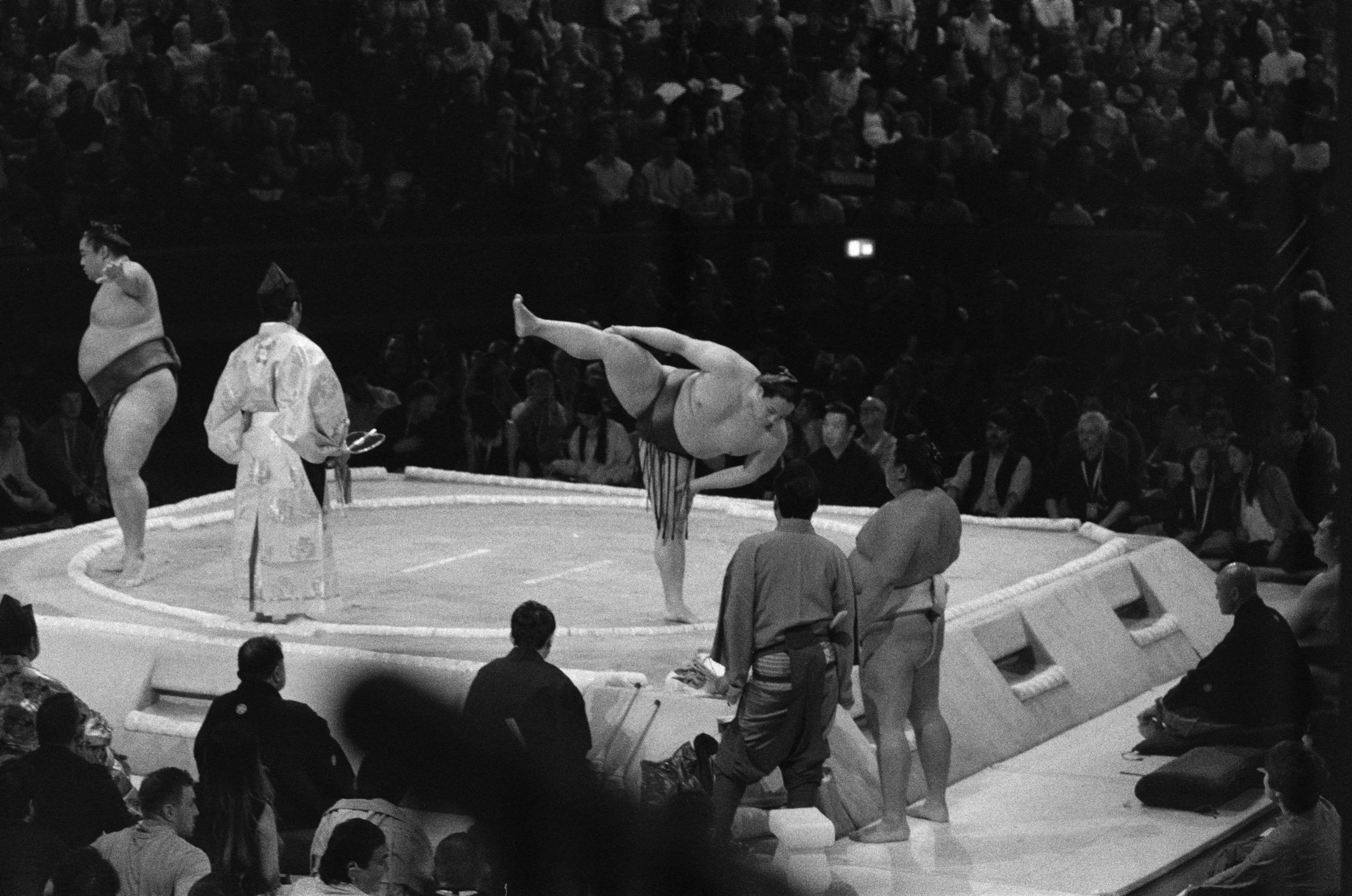 Wrestler performing shiko, leg raised fully vertical