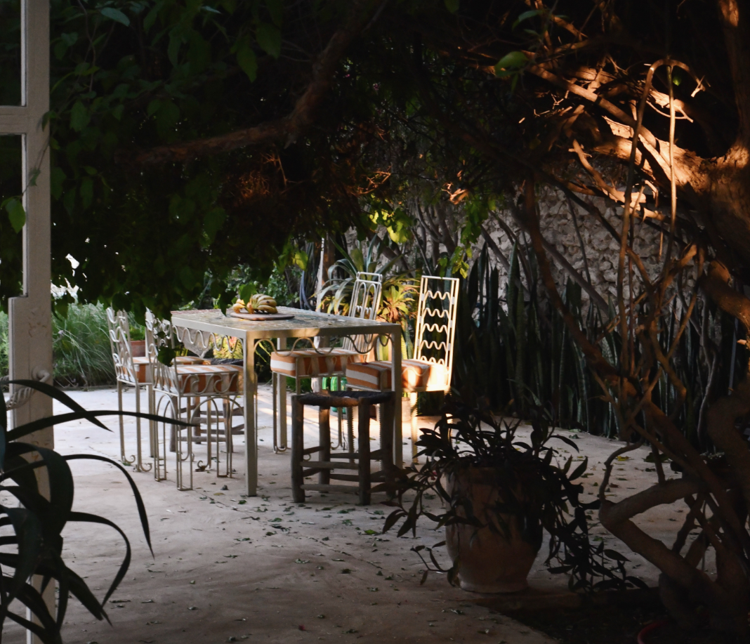 Photographie de la terrasse exterieure de la Pink Pepper House à Essaouira.