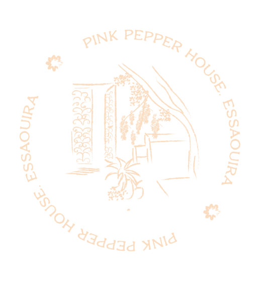 Logo avec une illustration de la Pink Pepper House. Version beige.