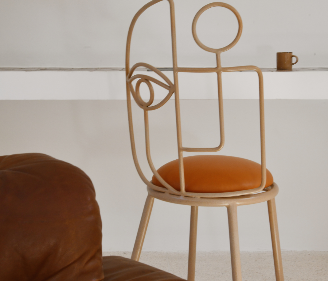 Photographie du salon de la Pink pepper house avec un focus sur les chaises.