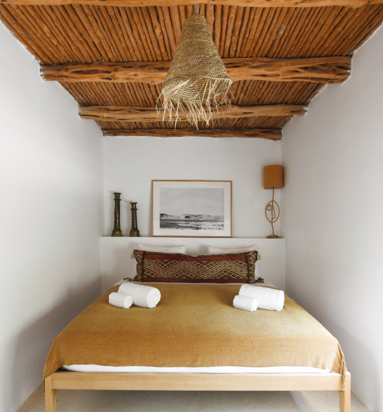 Photographie d'une des chambres de la Pink pepper house - inspiration Beldi - Essaouira - Maroc.