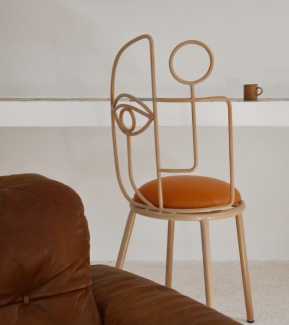 Photographie du salon de la Pink pepper House avec un focus sur les chaises.