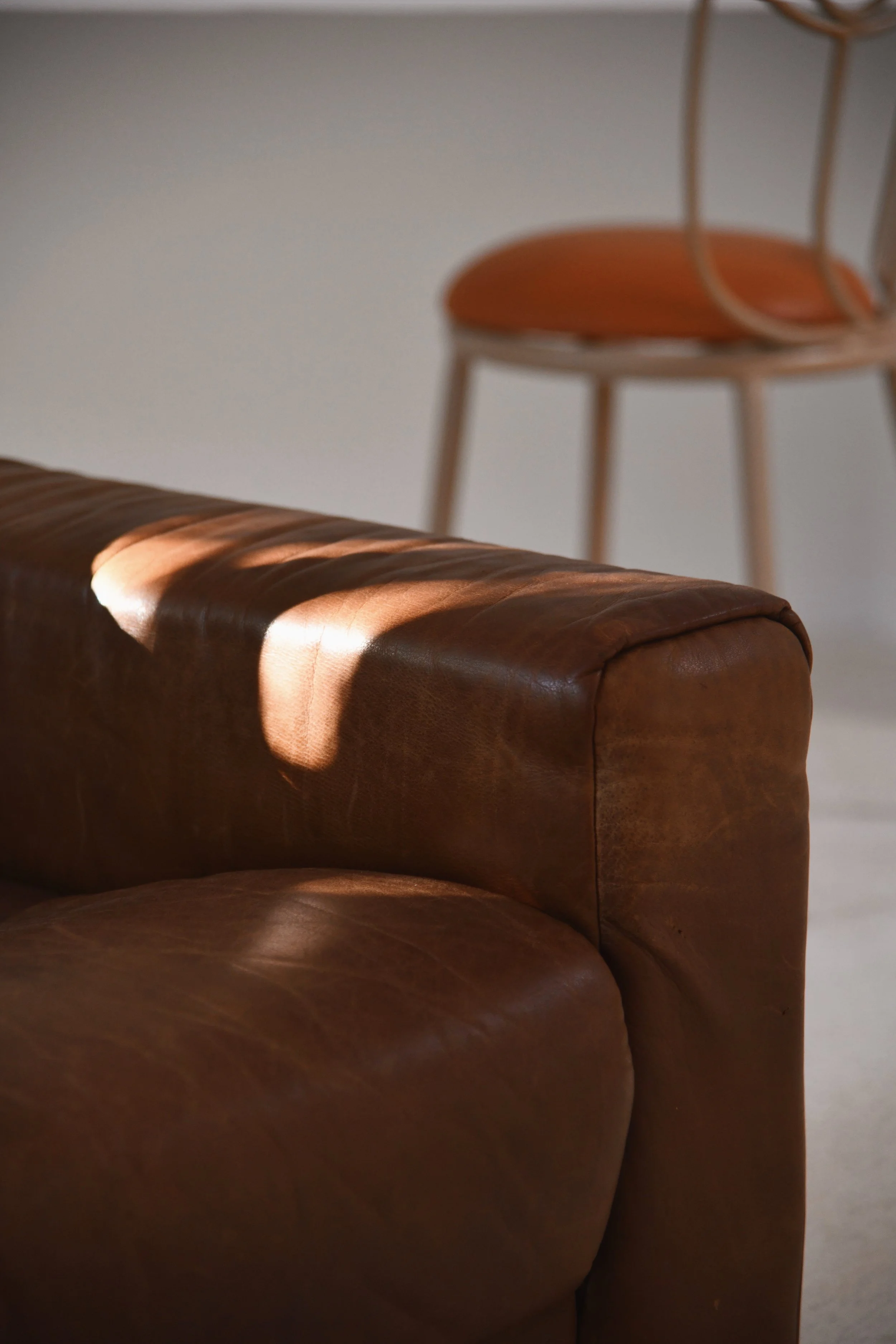 Détail d'un fauteuil de cuir dans le salon de la Pink Pepper House.
