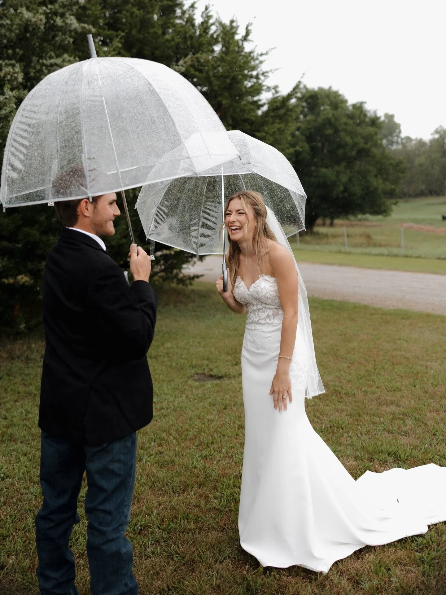 Even on a rainy wedding day, you deserve to feel calm and fully present. 🤍

This bride &amp; groom stayed relaxed, joyful, and in the moment because they knew their photos were covered. I come prepared for any weather or lighting situation, so you n