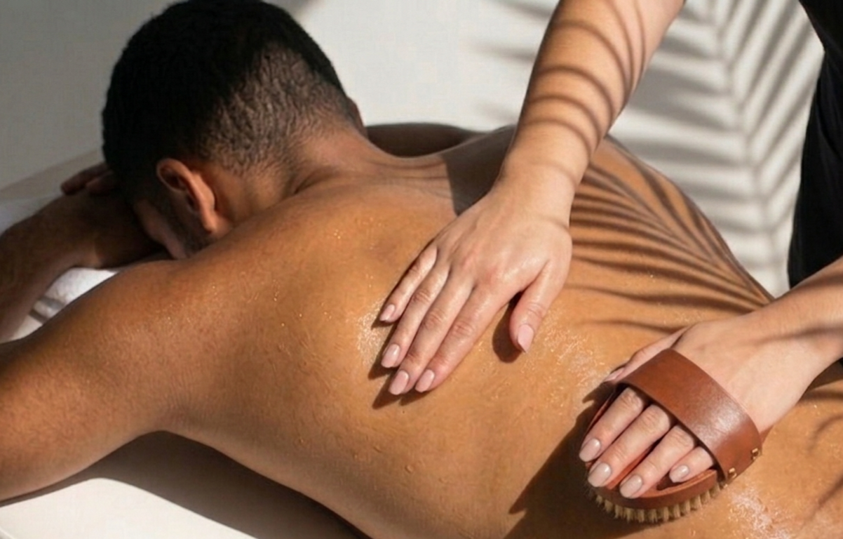 Une personne reçoit un massage sur le dos dans un cadre relaxant.