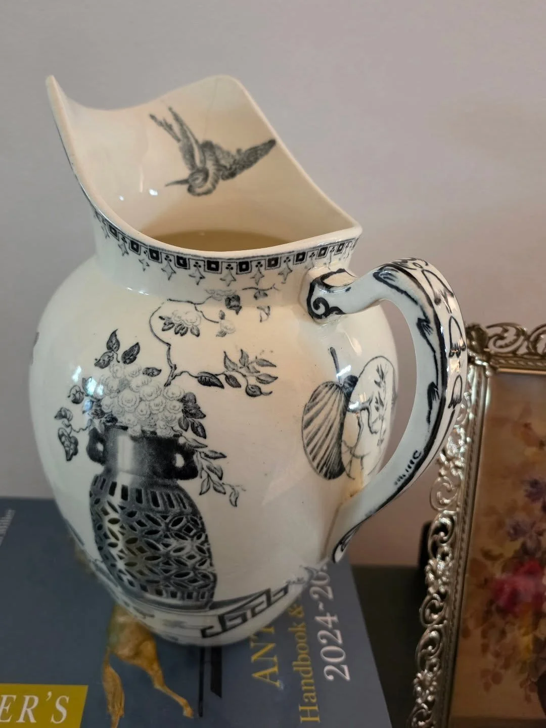 Transferware magic...printed, pressed, and still turning heads centuries later.🖤