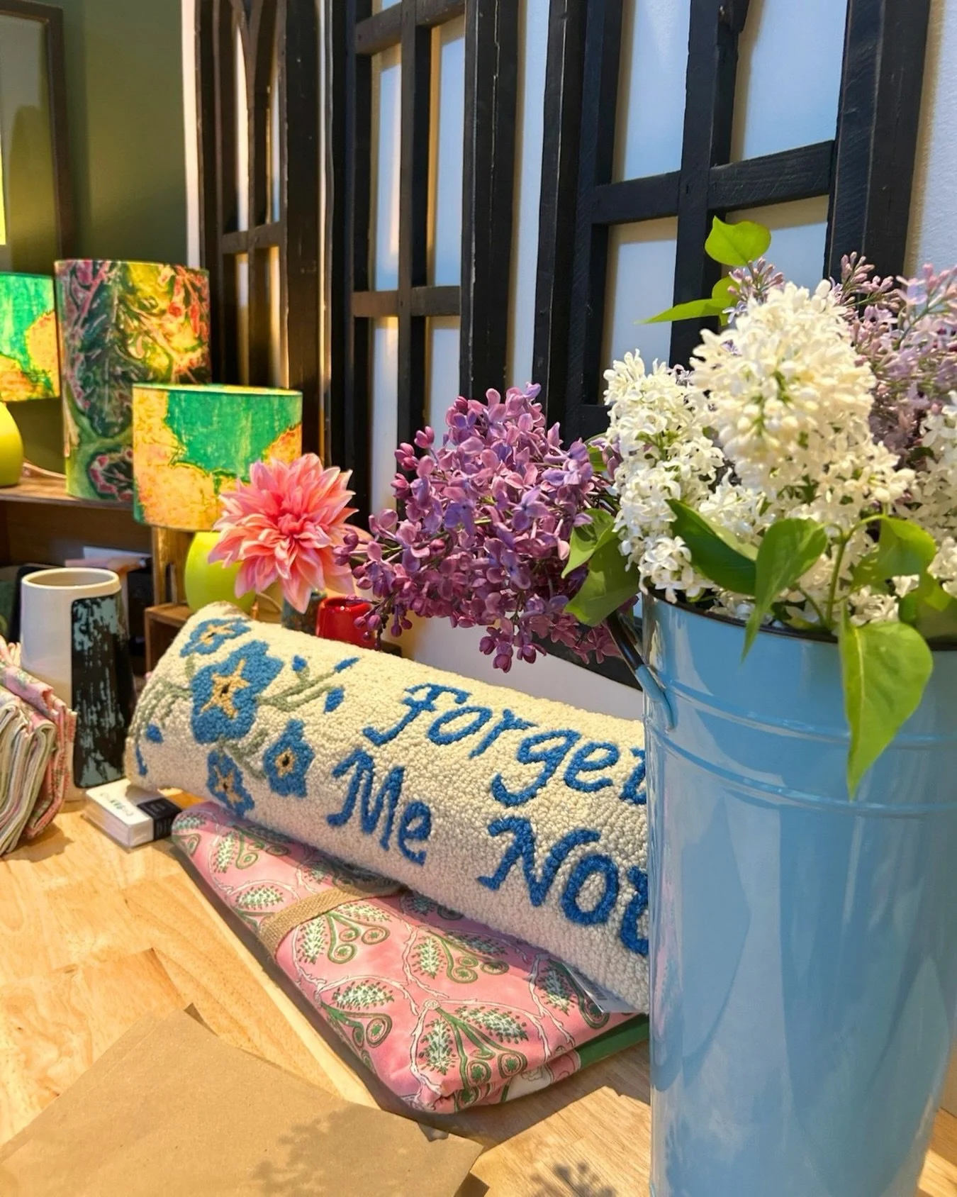 Fresh lilacs and forget-me-nots blooming in the shop today. 🪻💙