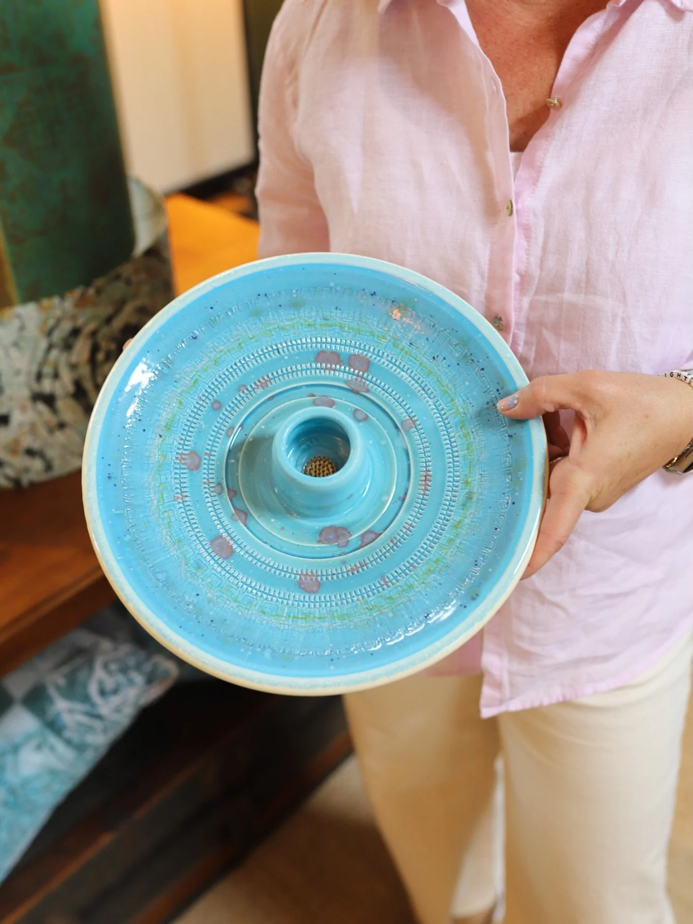 The perfect piece for summer hosting. 🌿 Artisan Mark Kuzio masterfully combines beauty and utility in these unique appetizer platters, featuring a small, integrated vase in the center. It&rsquo;s the ultimate canvas for a beautiful charcuterie arran