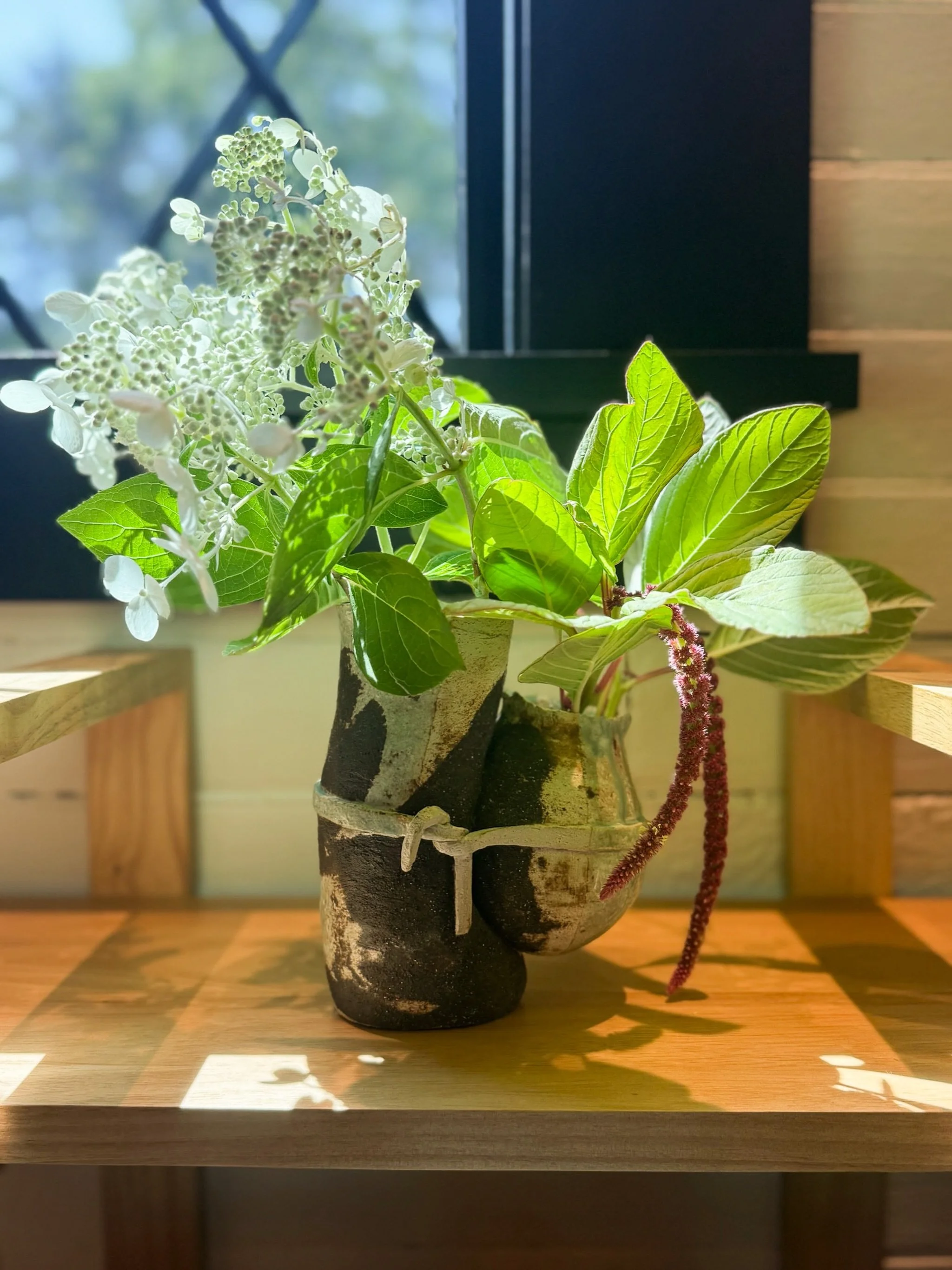 Sunlight and fresh blooms. 🌿✨ Just a little shelf inspiration for your afternoon.