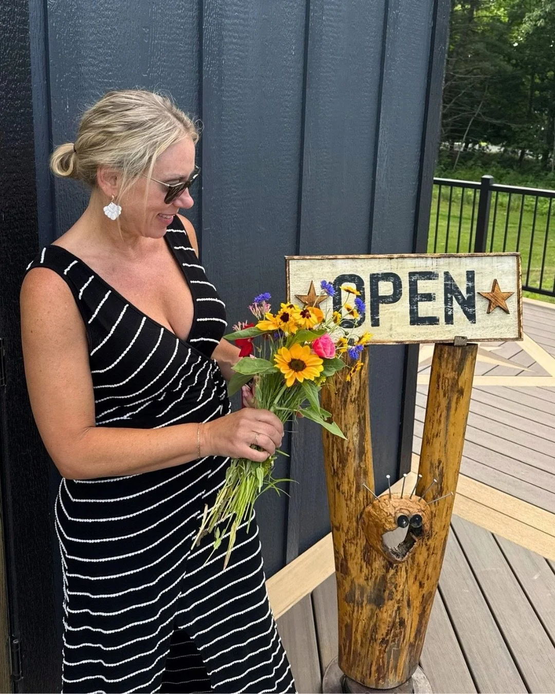 Nothing better than end of summer, fresh florals from the field out front! 💐