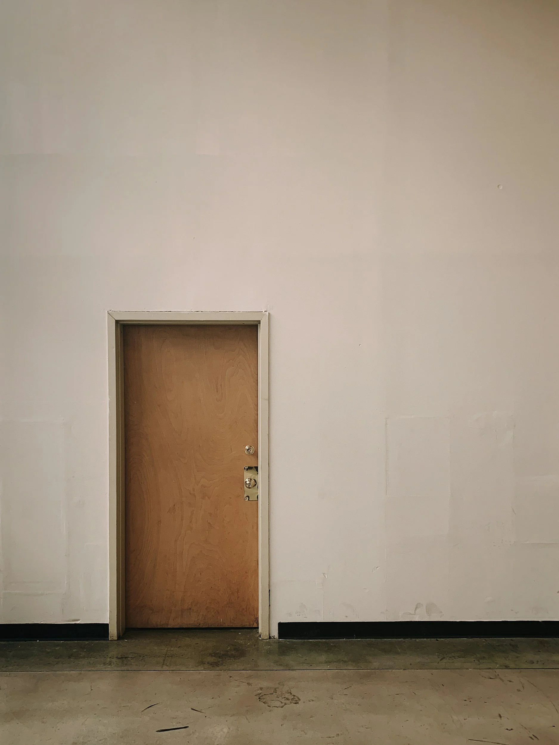 How Flooring Contractors Should Undercut Door Jambs for a Cleaner Installation