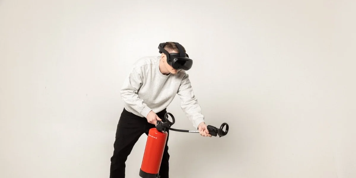 Person bruker en brannslukker med VR-briller.