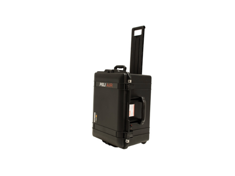 Transportkoffert med utvidbar teleskophåndtak og hjul, svart, med etikett for Peli Air
