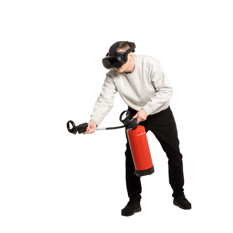 Person bruker VR-headset og holder en brannslukker.