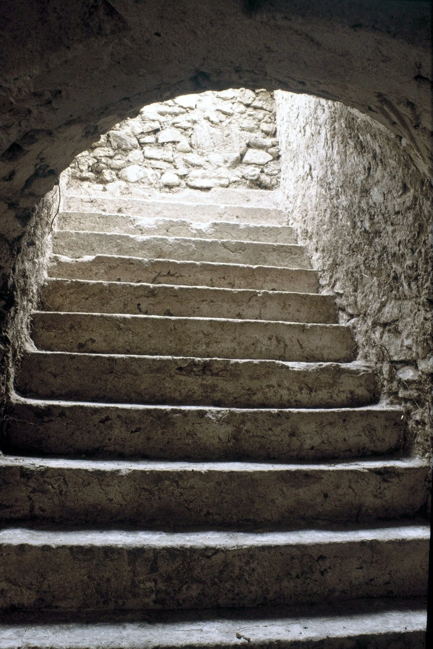 Escaliers de pierre dans une cave ou un tunnel en pierre.
