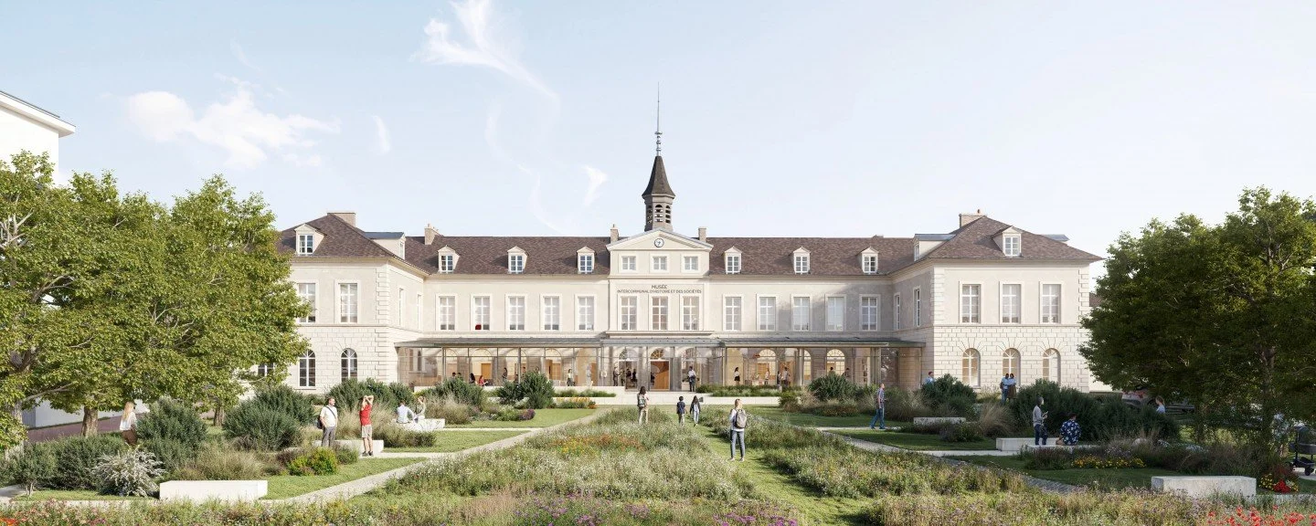 Un bâtiment historique avec un jardin devant, des personnes se promènent dans le parc, arbres et arbustes entourent le bâtiment.