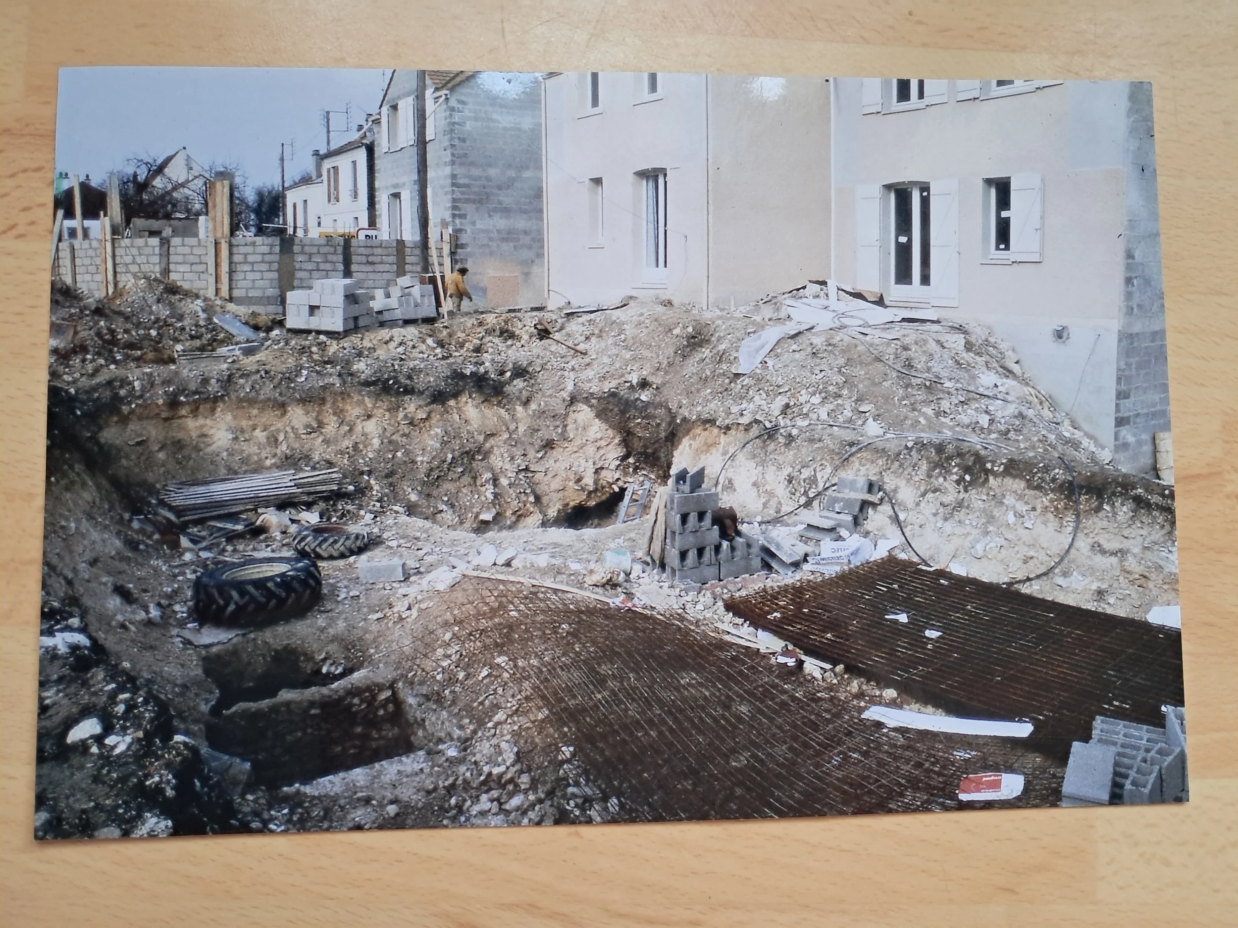 Construction de bâtiments avec murs en cours et excavation du sol.