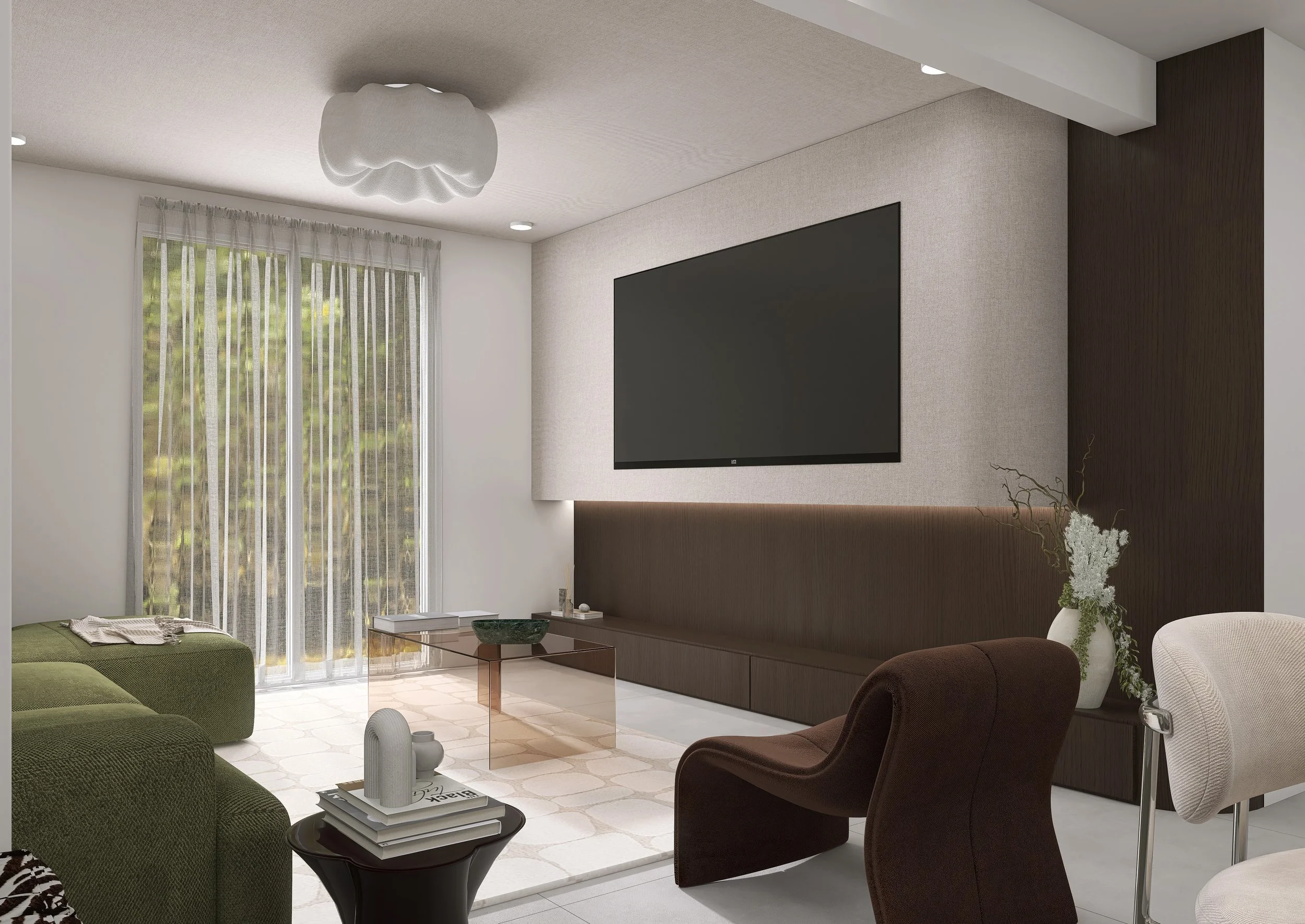 Salon moderne avec un mur accent en bois, une grande télévision à écran plat, un canapé vert, une table en verre avec une décoration, rideaux transparents laissant entrer la lumière naturelle, et une plante dans un vase blanc.