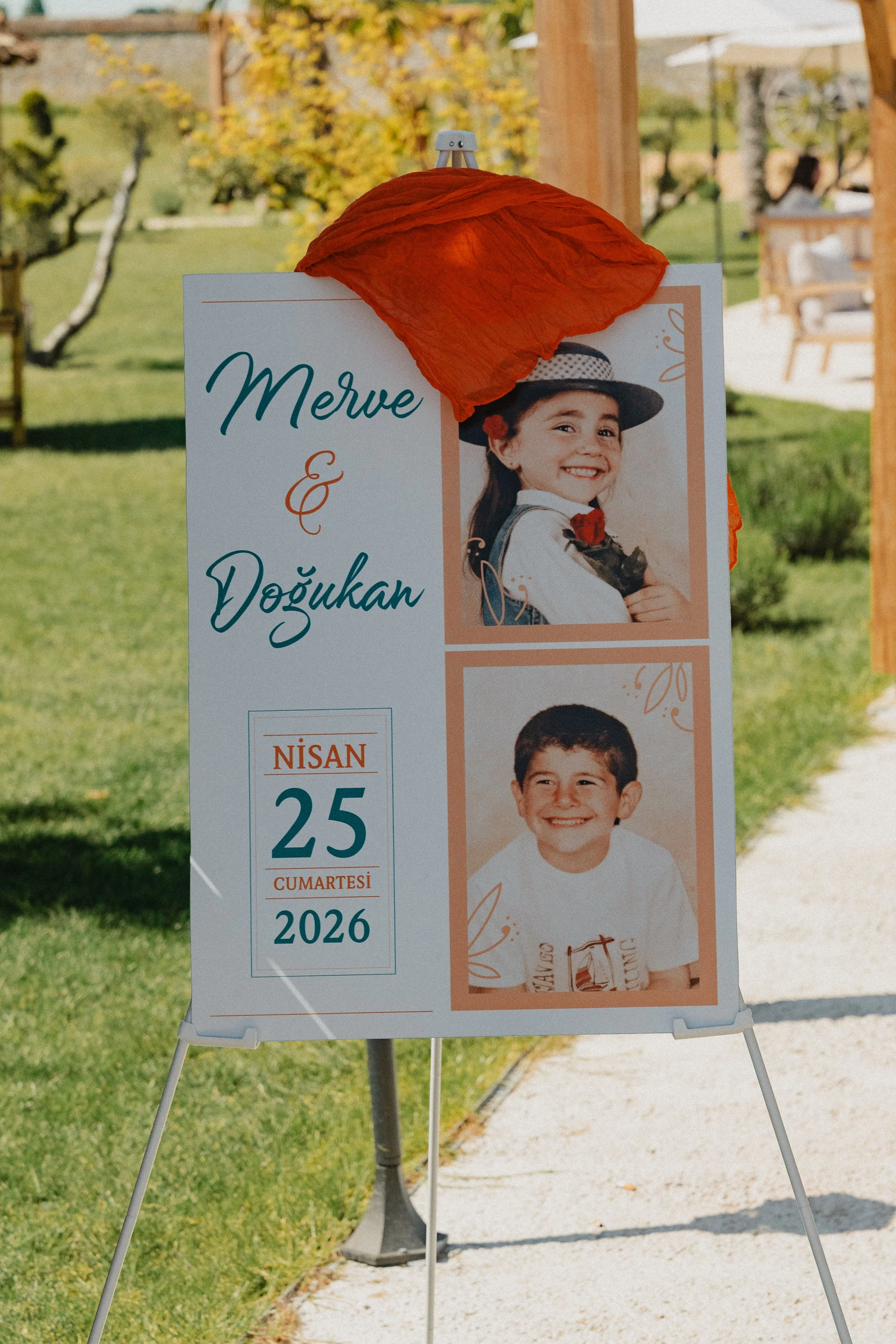 Panneau d'affichage de photos de deux enfants avec leurs noms, Merve et Doğukan, pour une occasion spéciale, probablement un mariage ou une fête, avec la date du 25 avril 2026 indiqué.