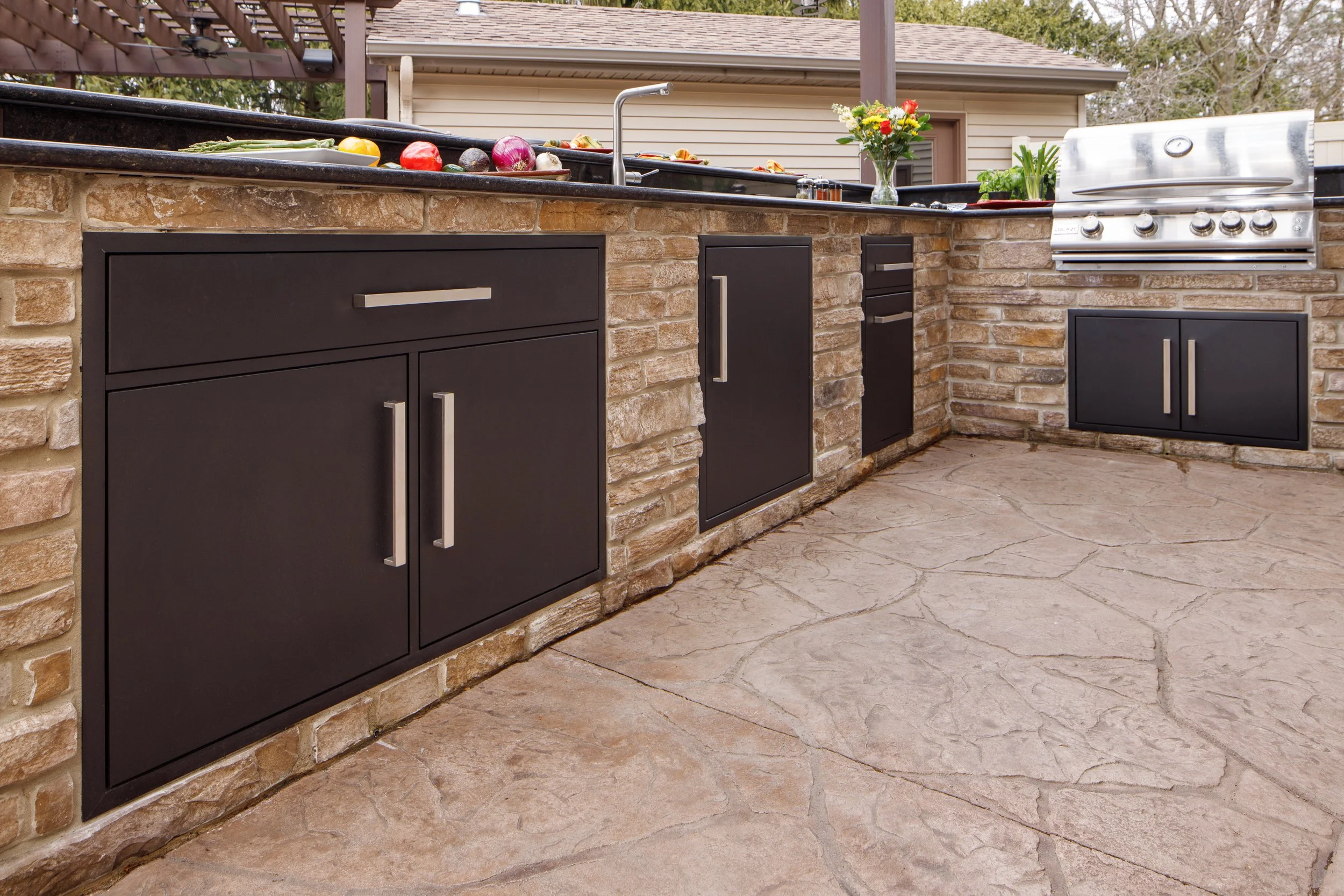 wolf-photo-lifestyle-kitchen-cabinets-endurance-outdoor-room-hardscape-insert-black-low-6720x4480.jpg