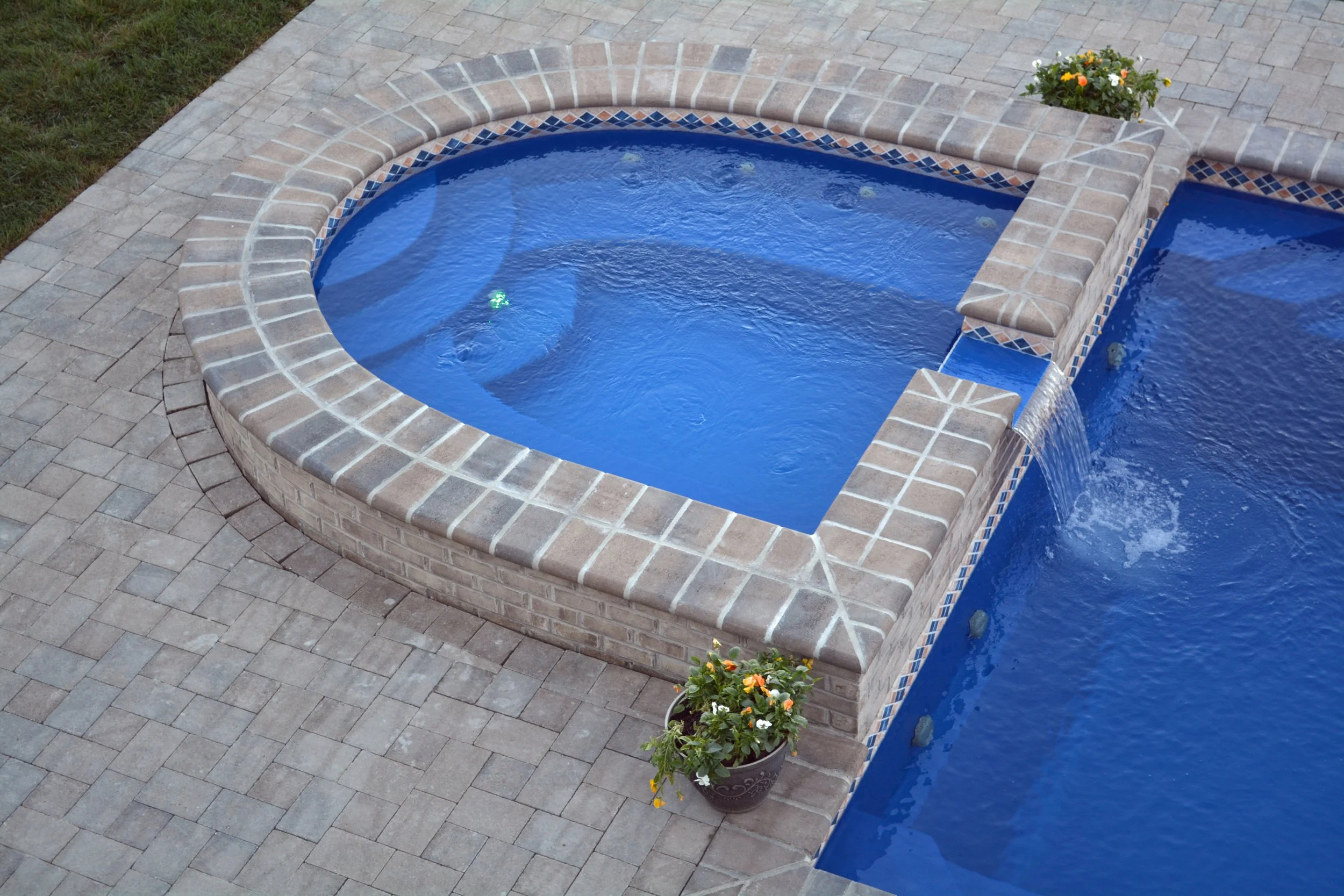 Horseshoe spa with spillover in Ocean shimmer.JPG