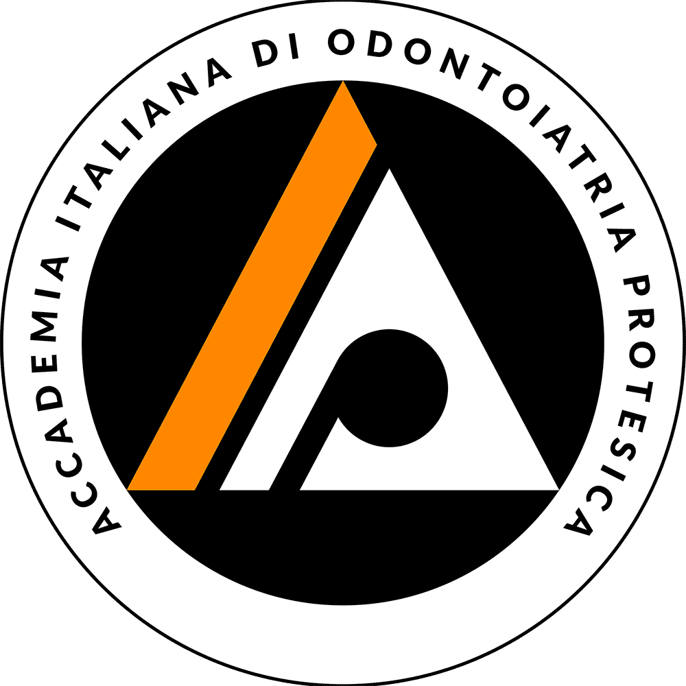 Logo dell'Accademia Italiana di Odontoiatria Protesica con simbolo di una tenda e un cerchio. Colori nero, bianco e arancione.