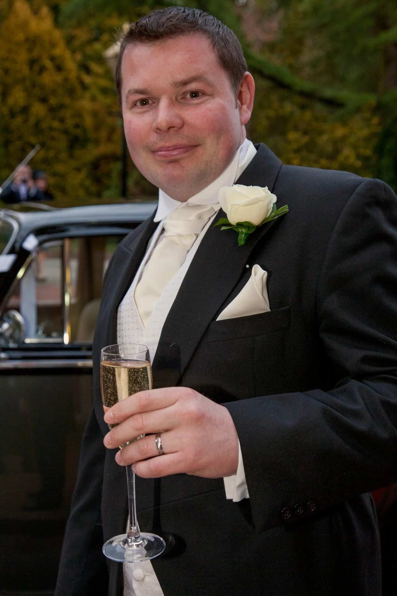 F2 groom arrives reception champagneIMG_4201.jpg