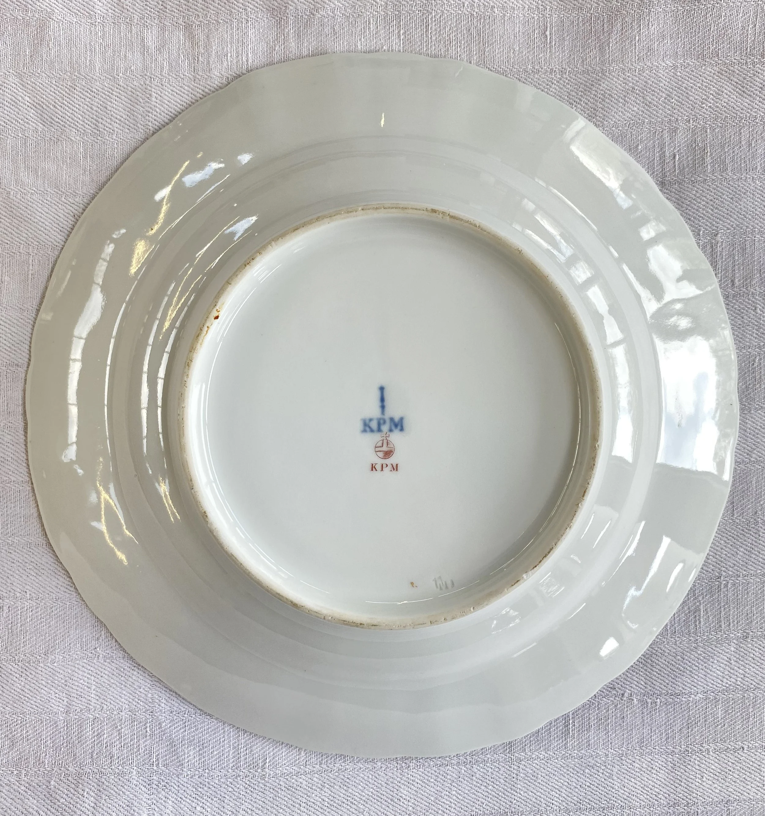 KPM Berlin Teller 08: Unterglasurblaue Zeptermarke mit KPM-Zusatz (1837–1844), roter Aufglasur-Reichsapfel und individuelles Meistersignet P.