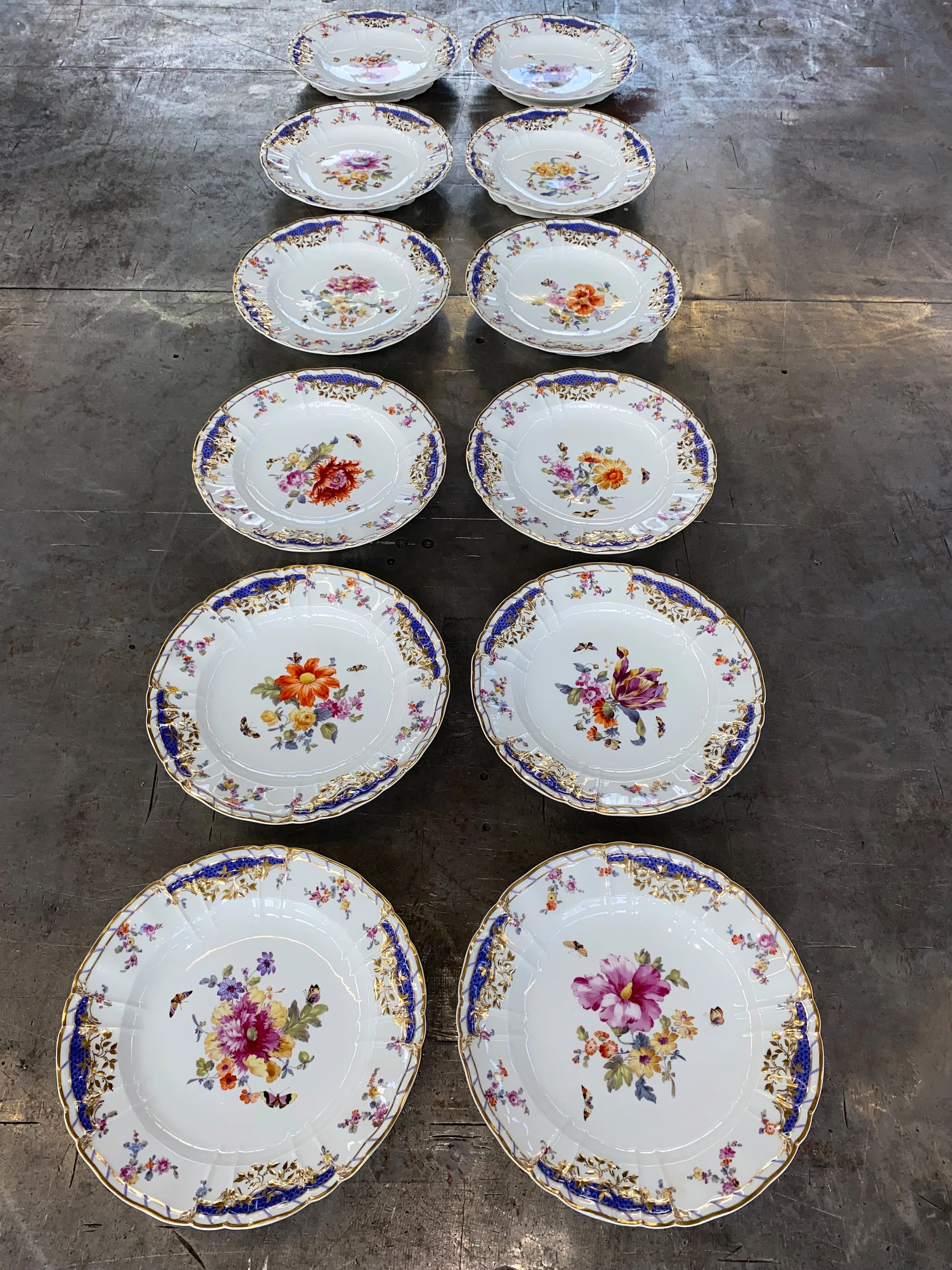 Museale Sammlung: 12 handbemalte KPM Porzellanteller, botanische Vielfalt der Biedermeier-Zeit. Dokumentation eines seltenen Ensembles aus Privatbesitz, Manufaktur KPM Berlin.