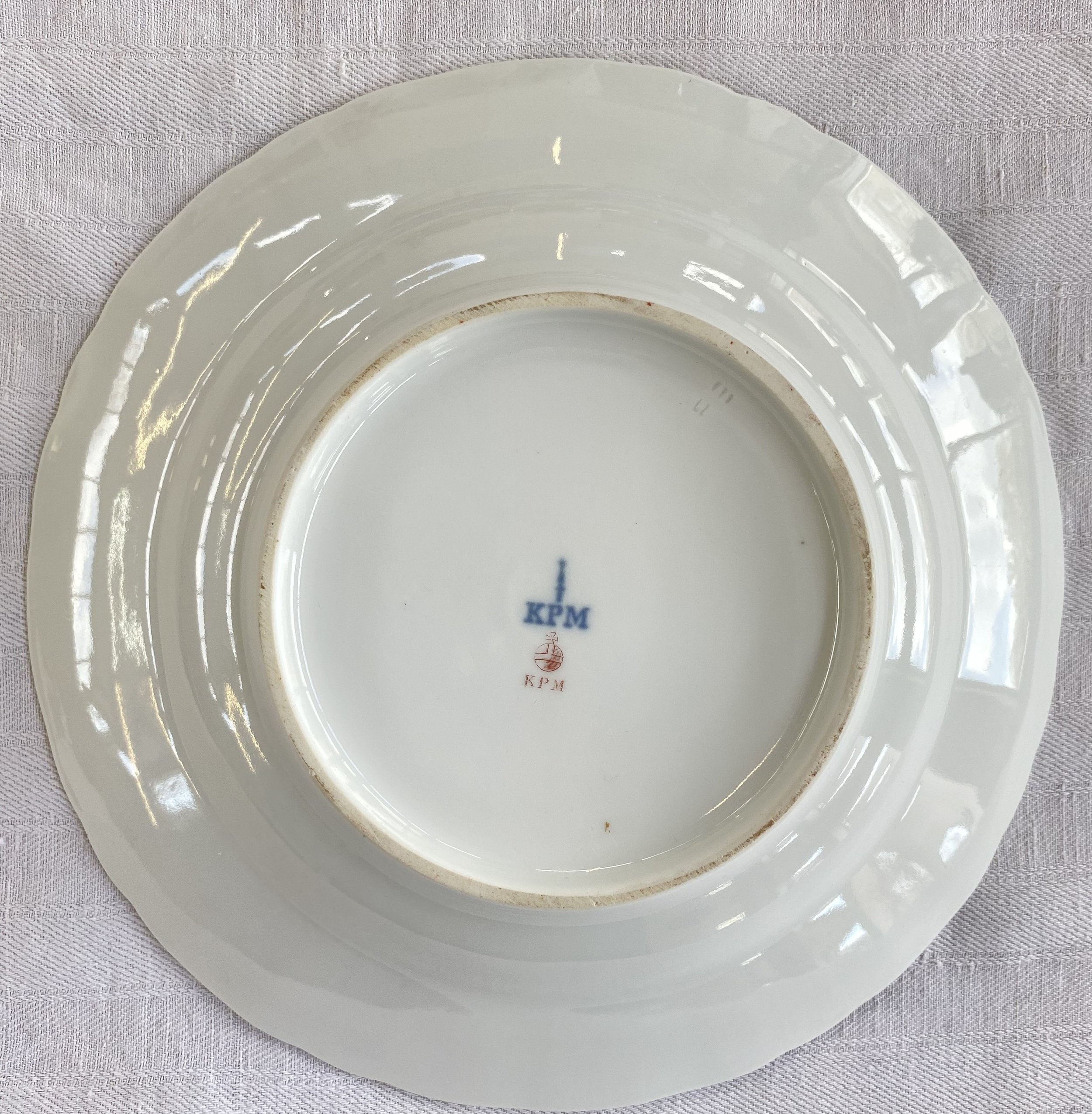 Rückseite KPM Berlin Speiseteller (1837–1844): Vollständige Markung mit unterglasurblauer Zeptermarke, blauem KPM-Zusatz und rotem Reichsapfel.