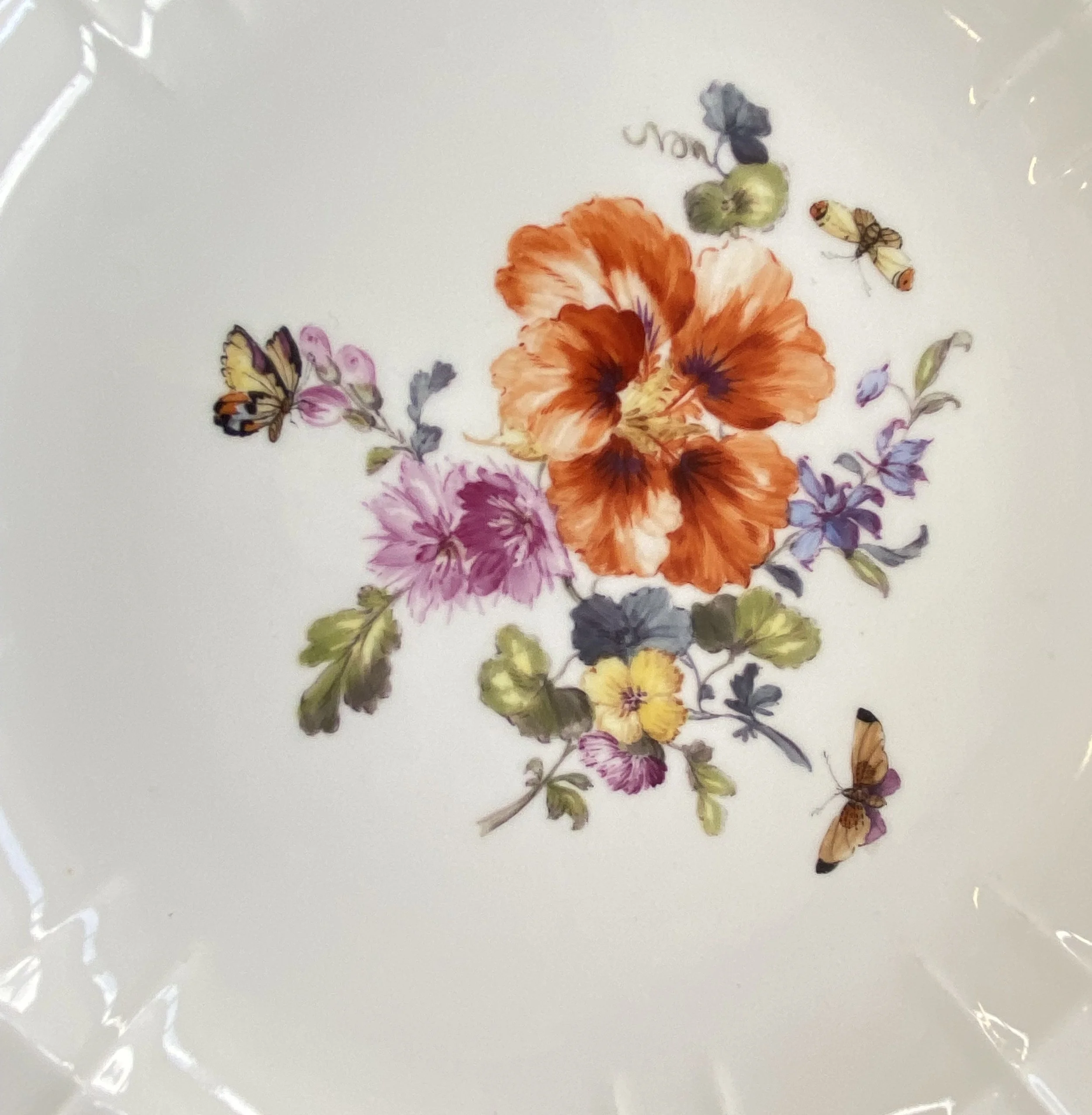 KPM Berlin Meistermalerei (um 1840): Botanisches Bouquet mit orangefarbener Malve und naturgetreuer Schmetterlingsstaffage, Dekor Breslauer Stadtschloss.