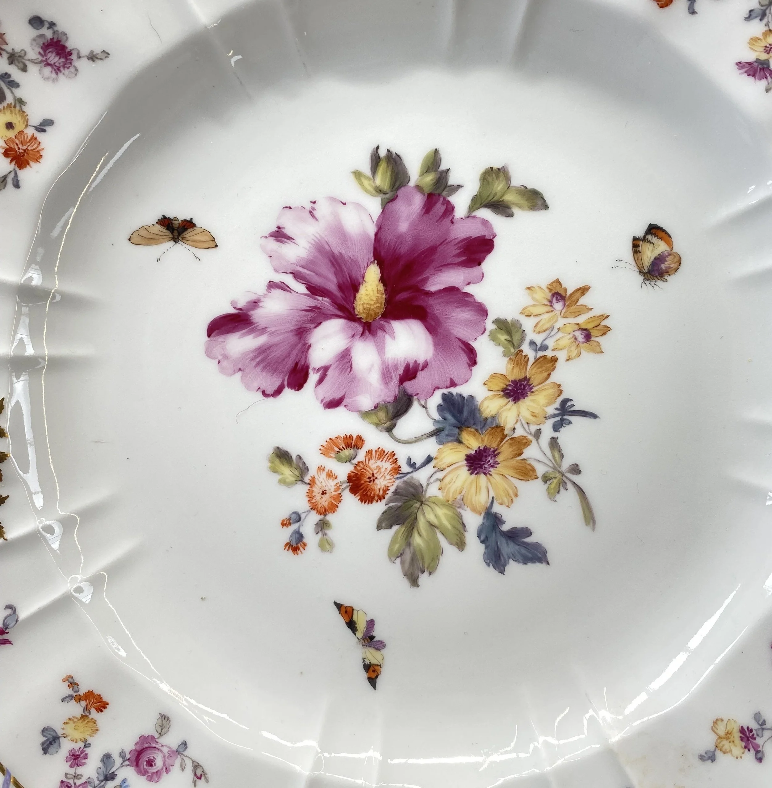 KPM Berlin Meistermalerei (um 1840): Botanisches Bouquet mit Purpur-Malve und naturgetreuer Schmetterlingsstaffage, Dekor Breslauer Stadtschloss.
