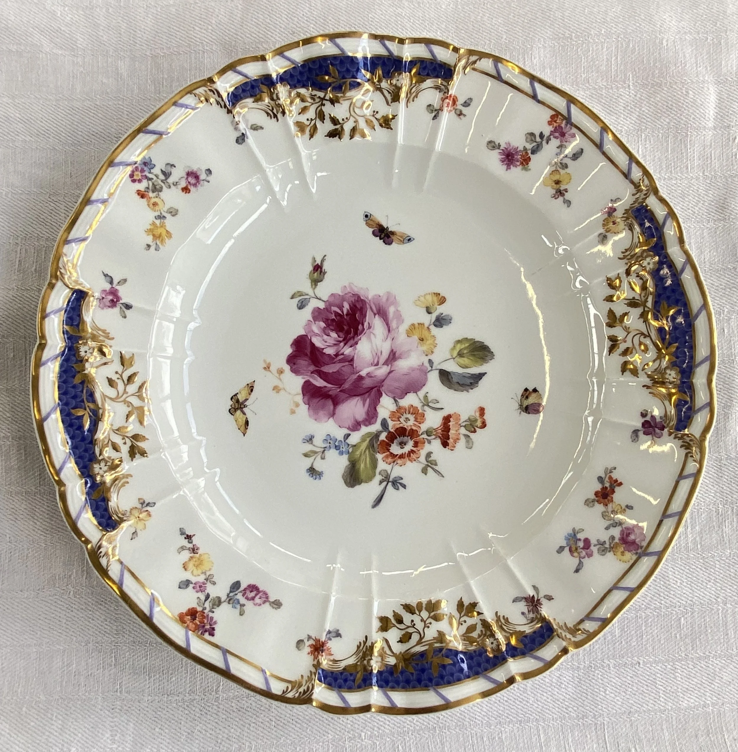 KPM Berlin Speiseteller Antikzierat, Dekor Breslauer Stadtschloss, Teller 11 – Purpurfarbene Rose, Meistermalerei um 1840