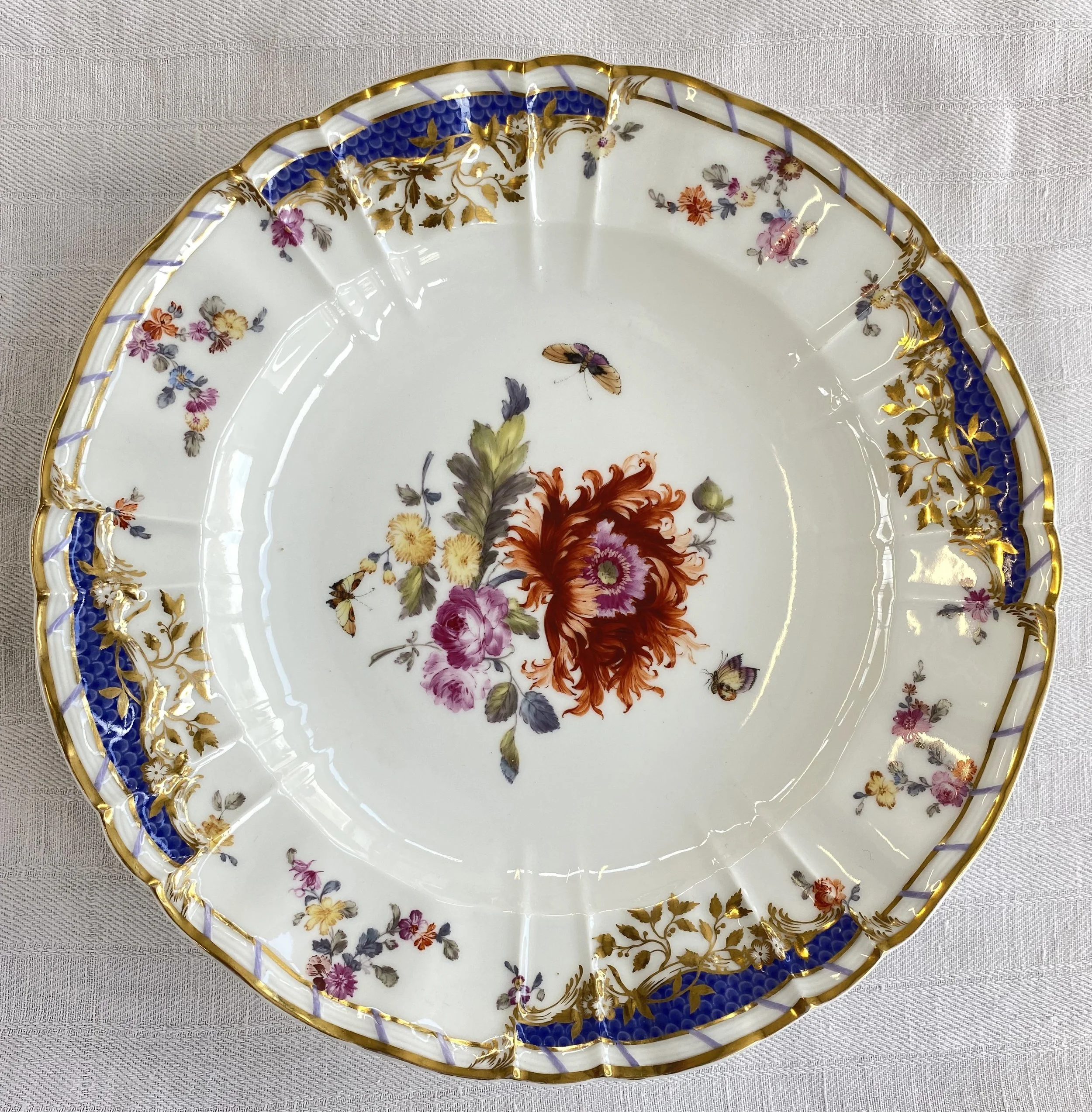 KPM Berlin Speiseteller Antikzierat, Dekor Breslauer Stadtschloss, Teller 05 – Mohnblume, Meistermalerei um 1840