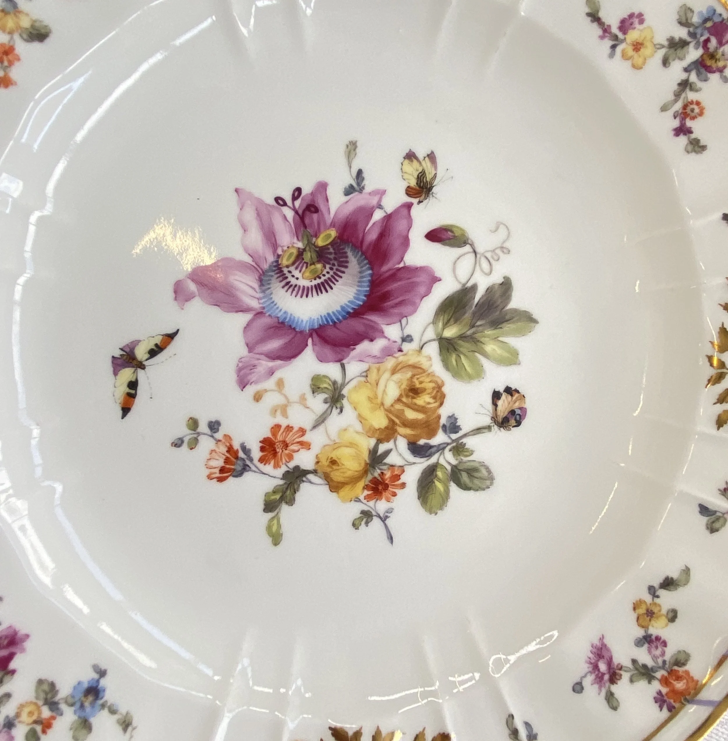 KPM Berlin Meistermalerei (um 1840): Botanisches Bouquet mit Passionsblume und naturgetreuer Schmetterlingsstaffage, Dekor Breslauer Stadtschloss.