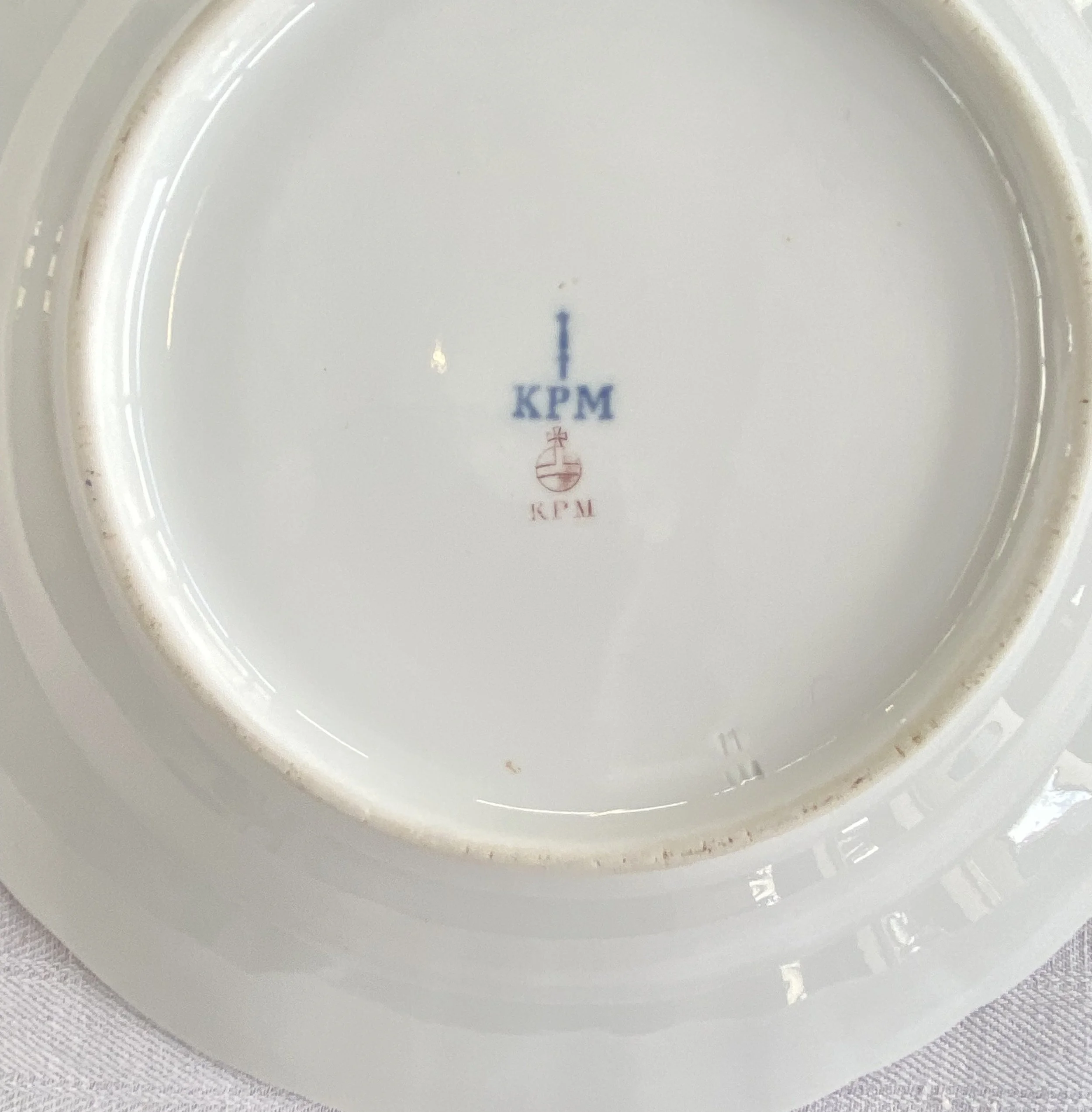 KPM Berlin Bodenmarken (1837–1844): Unterglasurblaue Zeptermarke mit Zusatz KPM, roter Reichsapfel sowie purpurrotes Aufglasur-Malersignet P. und Preßmarken