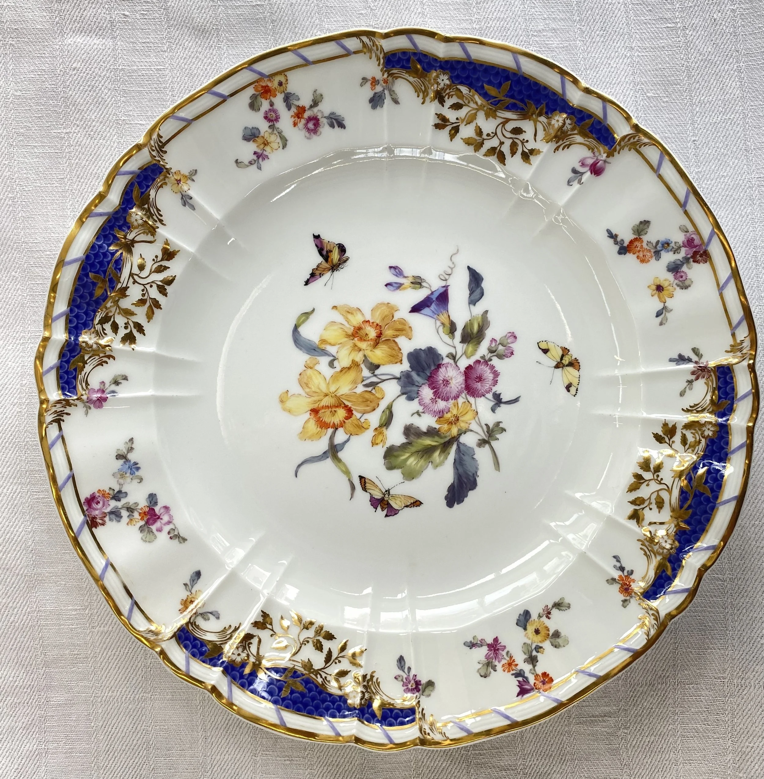 KPM Berlin Speiseteller Antikzierat, Dekor Breslauer Stadtschloss, Teller 10 – Narzissen, Meistermalerei um 1840